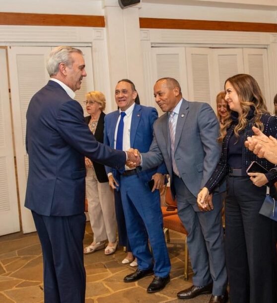Abinader se reúne con dominicanos en Costa Rica y destaca aporte de la diáspora